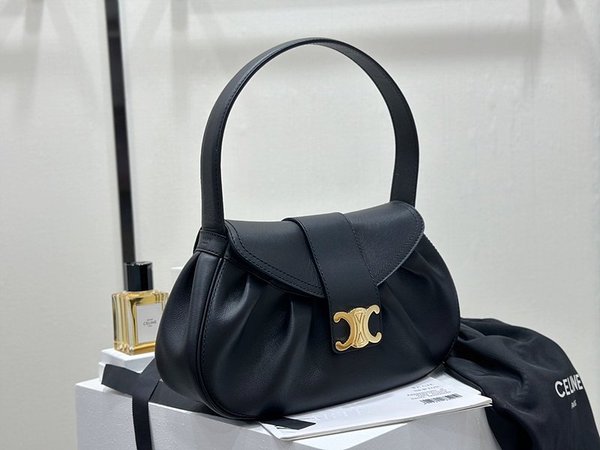 셀린느 미디엄 폴리 소프트 카프스킨 숄더백 [매장가 450만원대]