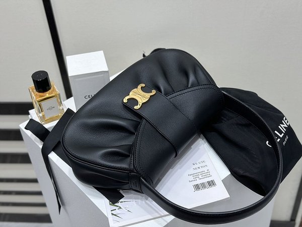 셀린느 미디엄 폴리 소프트 카프스킨 숄더백 [매장가 450만원대]