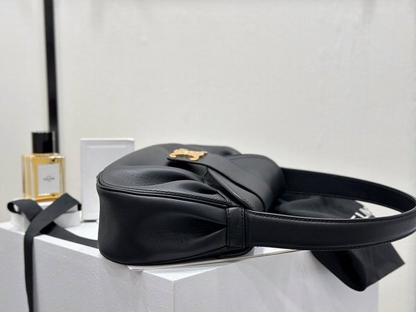 셀린느 미디엄 폴리 소프트 카프스킨 숄더백 [매장가 450만원대]