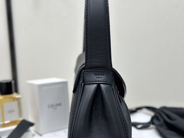 셀린느 미디엄 폴리 소프트 카프스킨 숄더백 [매장가 450만원대]