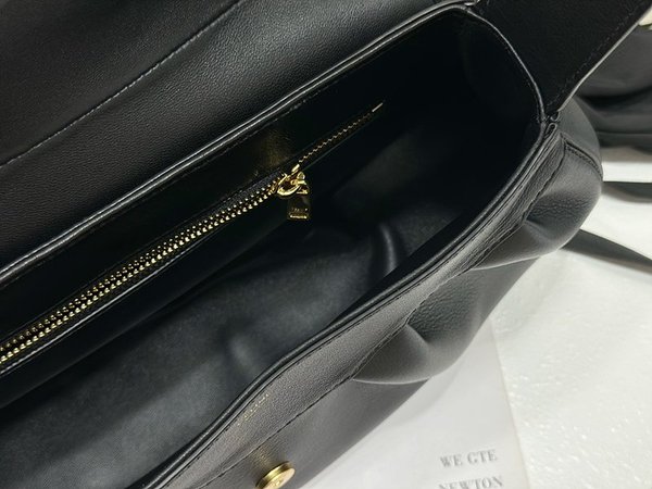 셀린느 미디엄 폴리 소프트 카프스킨 숄더백 [매장가 450만원대]