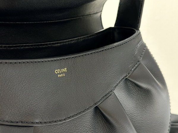 셀린느 미디엄 폴리 소프트 카프스킨 숄더백 [매장가 450만원대]