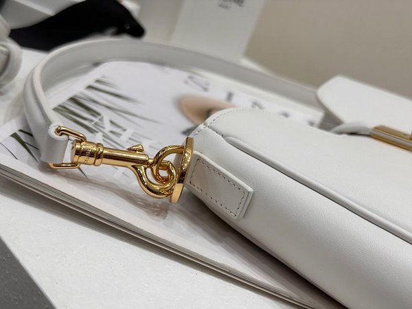 셀린느 스몰 소프트 16 까미유 백 부드러운 카프스킨 라이스 [매장가 430만원대]