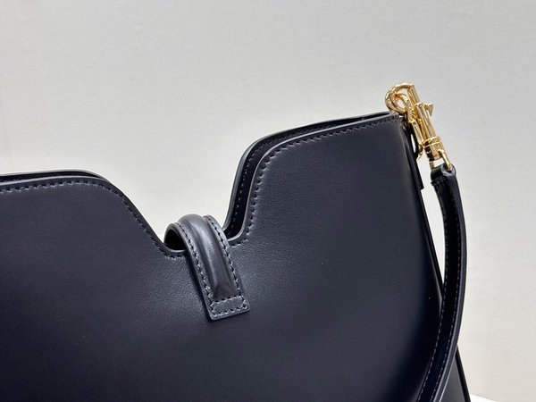 셀린느 스몰 소프트 16 까미유 백 부드러운 카프스킨 블랙 [매장가 430만원대]