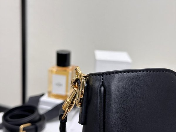 셀린느 스몰 소프트 16 까미유 백 부드러운 카프스킨 블랙 [매장가 430만원대]