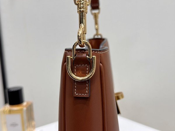 셀린느 스몰 소프트 16 까미유 백 부드러운 카프스킨 탠 [매장가 430만원대]