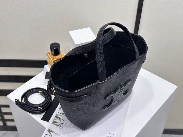 셀린느 미니 퀴르 트리옹프 아나이스 카바스 그레이드 카프스킨 블랙 [매장가 360만원대]