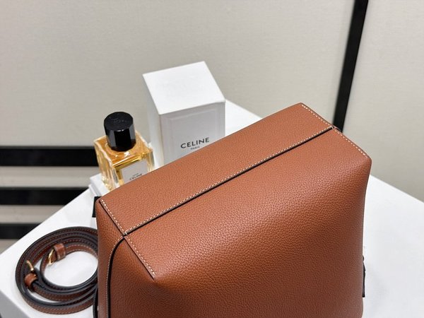 셀린느 미니 퀴르 트리옹프 아나이스 카바스 그레이드 카프스킨 탠 [매장가 360만원대]