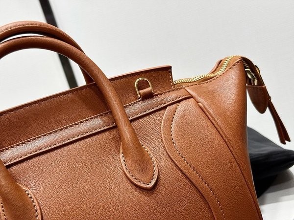 셀린느 리틀 러기지 서플 샤이니 램스킨 소프트 탠 [매장가 485만원대]