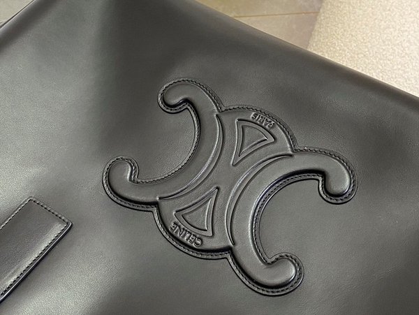 셀린느 카바스 드로스트링 퀴르 트리오페 블랙 [매장가 370만원대]