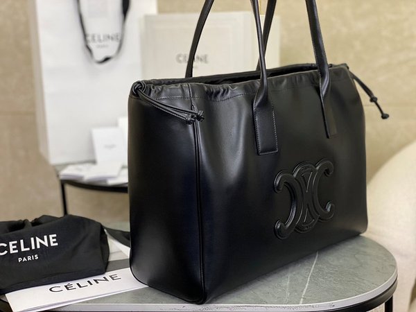 셀린느 카바스 드로스트링 퀴르 트리오페 블랙 [매장가 370만원대]