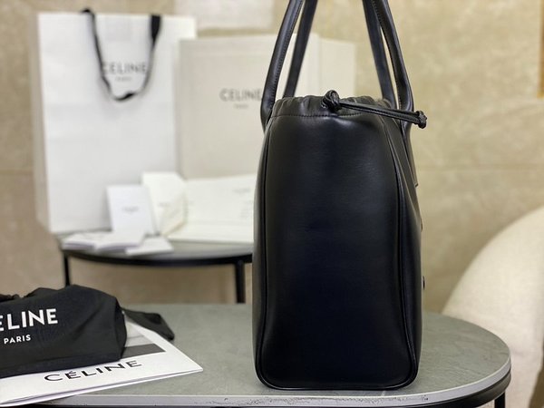 셀린느 카바스 드로스트링 퀴르 트리오페 블랙 [매장가 370만원대]