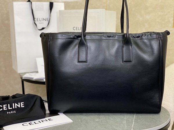 셀린느 카바스 드로스트링 퀴르 트리오페 블랙 [매장가 370만원대]