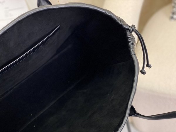 셀린느 카바스 드로스트링 퀴르 트리오페 블랙 [매장가 370만원대]