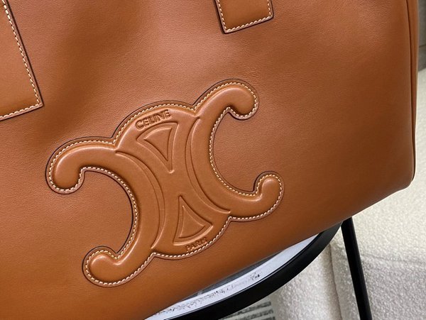 셀린느 카바스 드로스트링 퀴르 트리오페 탠 [매장가 370만원대]