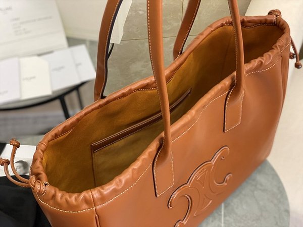 셀린느 카바스 드로스트링 퀴르 트리오페 탠 [매장가 370만원대]