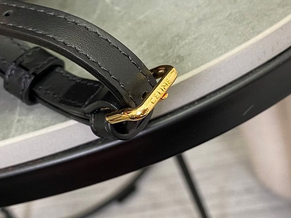 셀린느 스몰 카바스 드로스트링 퀴르 트리오페 블랙 [매장가 300만원대]