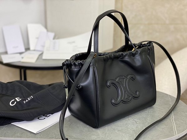 셀린느 스몰 카바스 드로스트링 퀴르 트리오페 블랙 [매장가 300만원대]