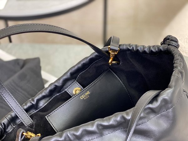 셀린느 스몰 카바스 드로스트링 퀴르 트리오페 블랙 [매장가 300만원대]