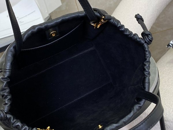 셀린느 스몰 카바스 드로스트링 퀴르 트리오페 블랙 [매장가 300만원대]