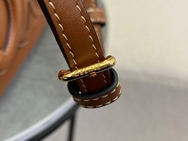 셀린느 스몰 카바스 드로스트링 퀴르 트리오페 탠 [매장가 300만원대]