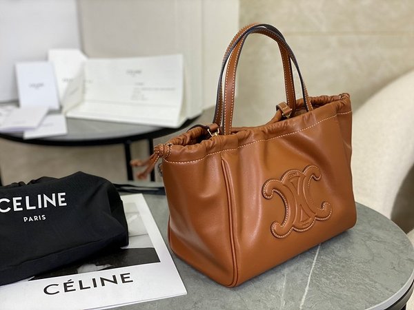 셀린느 스몰 카바스 드로스트링 퀴르 트리오페 탠 [매장가 300만원대]