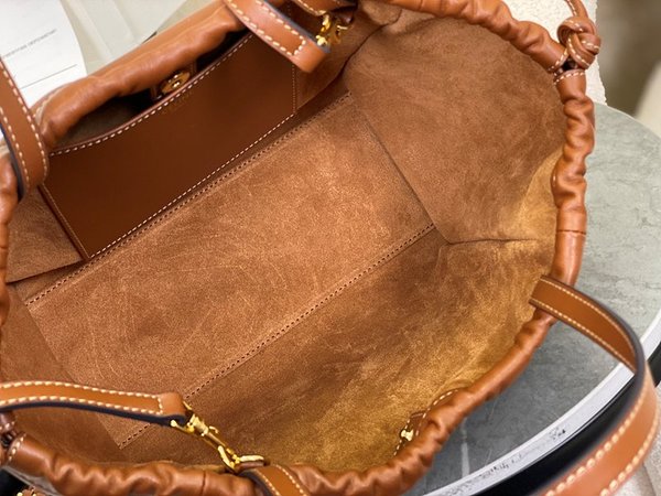 셀린느 스몰 카바스 드로스트링 퀴르 트리오페 탠 [매장가 300만원대]