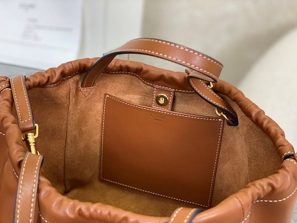 셀린느 스몰 카바스 드로스트링 퀴르 트리오페 탠 [매장가 300만원대]