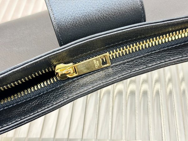 셀린느 윌튼 트리옹프 클러치 스무스 카프스킨 블랙 [매장가 350만원대]