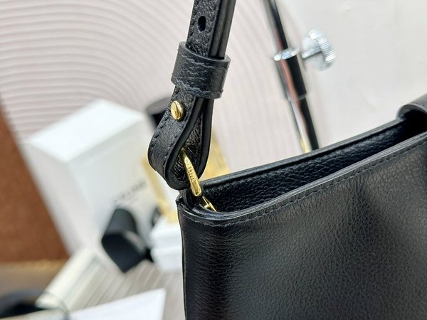 셀린느 윌튼 트리옹프 클러치 스무스 카프스킨 블랙 [매장가 350만원대]