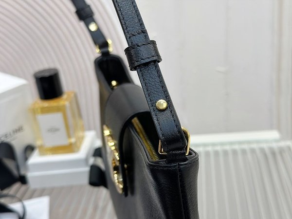 셀린느 윌튼 트리옹프 클러치 스무스 카프스킨 블랙 [매장가 350만원대]