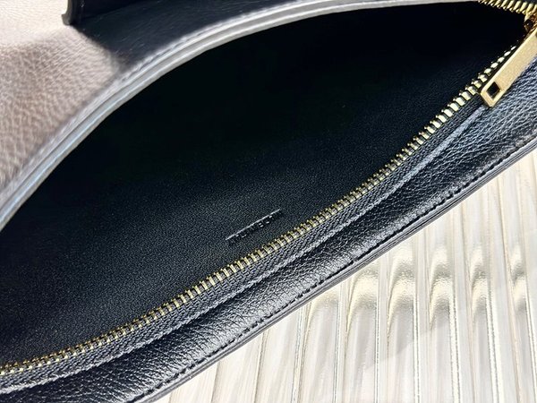 셀린느 윌튼 트리옹프 클러치 스무스 카프스킨 블랙 [매장가 350만원대]