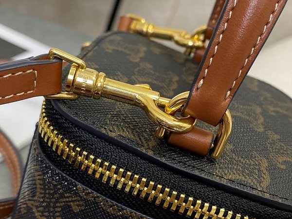 셀린느 트리옹프 캔버스 베니티 미니백 트리옹프 캔버스 & 카프스킨 탠 [매장가 150만원대]