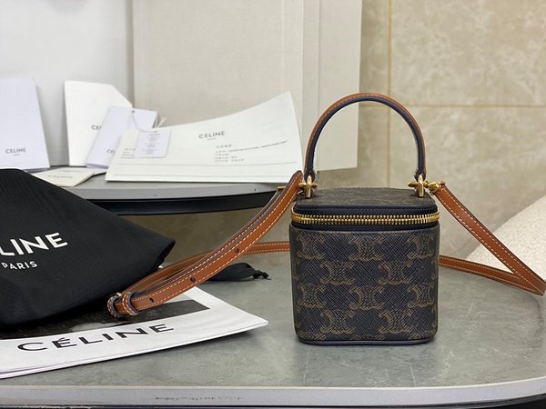 셀린느 트리옹프 캔버스 베니티 미니백 트리옹프 캔버스 & 카프스킨 탠 [매장가 150만원대]