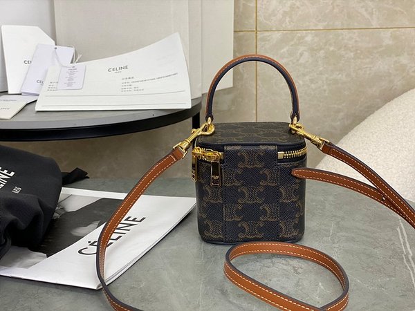 셀린느 트리옹프 캔버스 베니티 미니백 트리옹프 캔버스 & 카프스킨 탠 [매장가 150만원대]