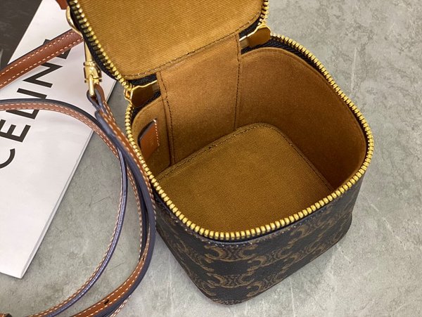 셀린느 트리옹프 캔버스 베니티 미니백 트리옹프 캔버스 & 카프스킨 탠 [매장가 150만원대]