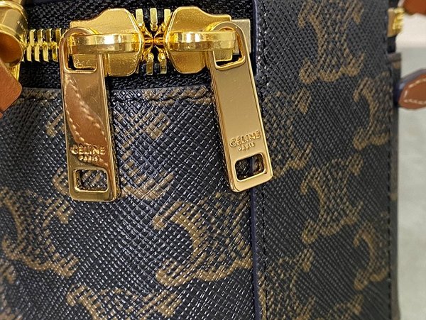 셀린느 트리옹프 캔버스 베니티 미니백 트리옹프 캔버스 & 카프스킨 탠 [매장가 150만원대]