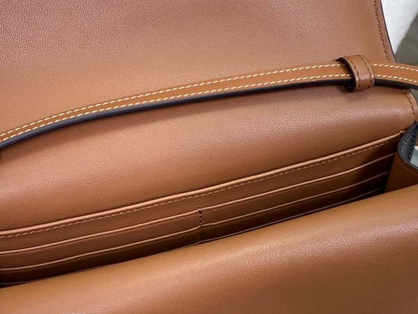 셀린느 트리오페 월렛 온 스트랩백 탠 [매장가 200만원대]