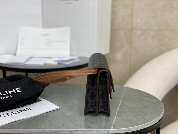 셀린느 트리오페 월렛 온 스트랩백 탠 [매장가 200만원대]