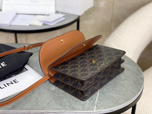 셀린느 트리오페 월렛 온 스트랩백 탠 [매장가 200만원대]