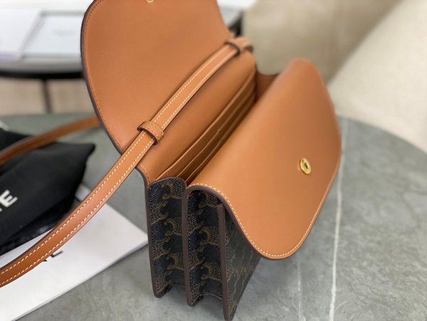 셀린느 트리오페 월렛 온 스트랩백 탠 [매장가 200만원대]