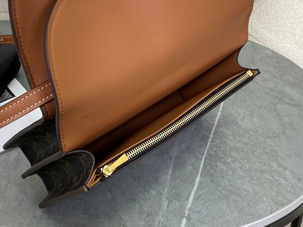 셀린느 트리오페 월렛 온 스트랩백 탠 [매장가 200만원대]