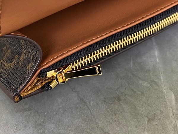 셀린느 트리오페 월렛 온 스트랩백 탠 [매장가 200만원대]