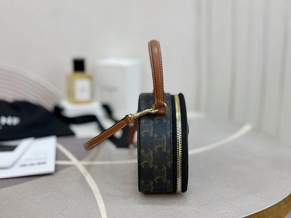 셀린느 하프 문 케이스백 트리옹프 & 캐넙스 [매장가 250만원대]