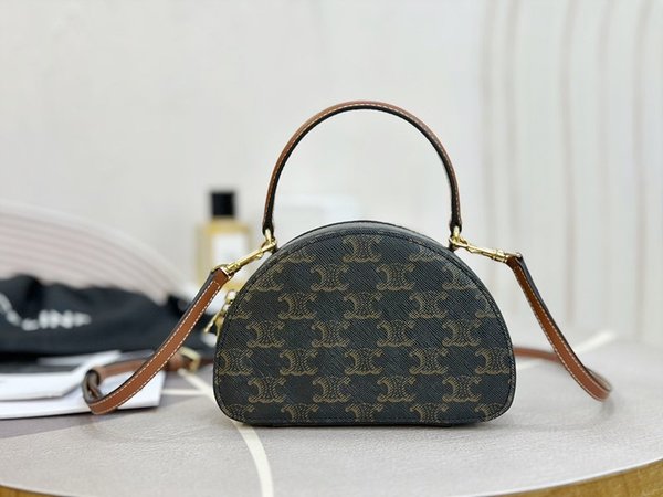 셀린느 하프 문 케이스백 트리옹프 & 캐넙스 [매장가 250만원대]