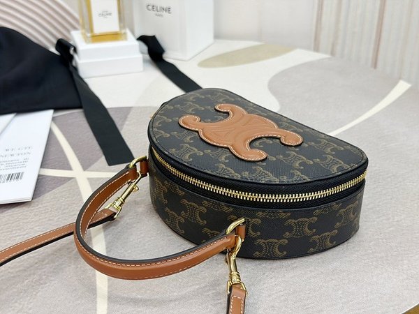 셀린느 하프 문 케이스백 트리옹프 & 캐넙스 [매장가 250만원대]