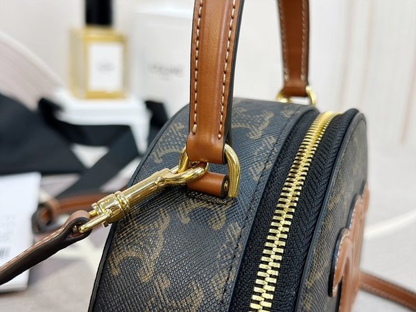 셀린느 하프 문 케이스백 트리옹프 & 캐넙스 [매장가 250만원대]