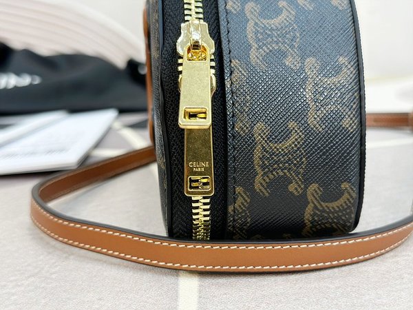 셀린느 하프 문 케이스백 트리옹프 & 캐넙스 [매장가 250만원대]