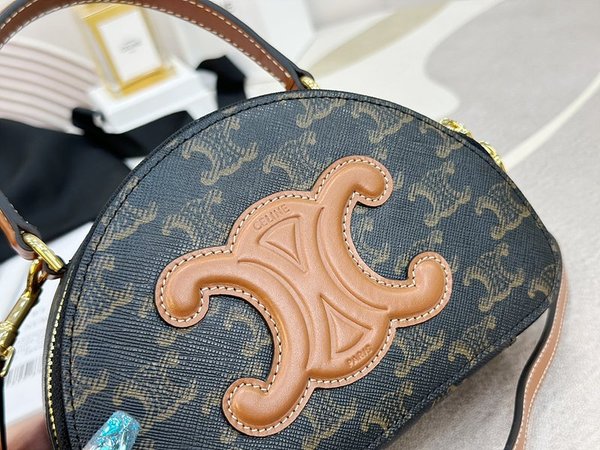 셀린느 하프 문 케이스백 트리옹프 & 캐넙스 [매장가 250만원대]