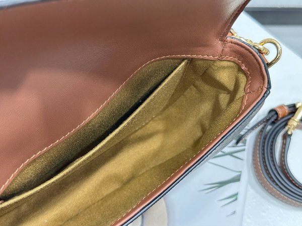 셀린느 풀코 숄더백 트리옹프 캔버스 & 카프스킨 탠 [매장가 275만원대]